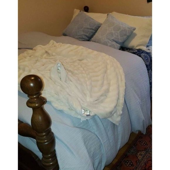 THRO Cream/Beige Faux Fur Soft Fuzzy Throw Blanket 53x60 - Picture 1 of 5